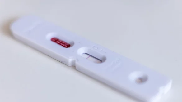 Für Testleistungen und Sachkosten machte die Angeklagte aus Essen demnach im Oktober 2021 in vier Fällen rund 1,4 Millionen Euro bei drei Kassenärztlichen Vereinigungen geltend. (Symbolbild) - © Philipp von Ditfurth/dpa