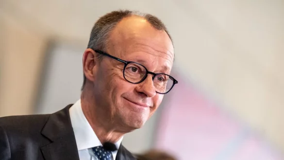 Merz ist zufrieden mit dem ausgehandelten Kompromiss - doch für Union und SPD wird es damit nicht unbedingt leichter. - © Michael Kappeler/dpa