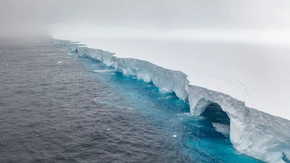 Unter anderem durch Schmelzwasser entstanden höhlenartige Vertiefungen im Eis. - © Ian Strachan/Eyos Expeditions/dpa