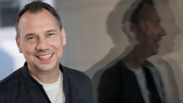 Sebastian Fitzek hat sich immer wieder dasselbe Buch aus der Schulbibliothek ausgeliehen. (Archivbild) - © Jens Kalaene/dpa