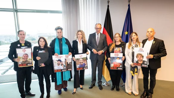 Bundeskanzler Merz empfing Angeh&ouml;rige deutscher Hamas-Geiseln sehr fr&uuml;h am morgen. - &copy; Guido Bergmann/Bundesregierung/dpa