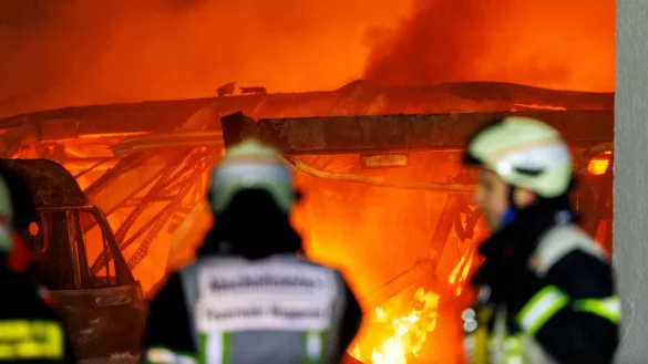 Mehr als 100 Einsatzkräfte der Feuerwehr kämpfen gegen die Flammen. - © Christoph Reichwein/dpa