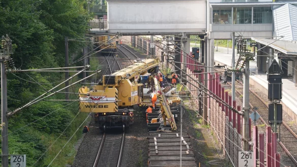 Bereits im vergangenen Jahr wurde an der Bahnstrecke zwischen Berlin und Hamburg gebaut. (Archivbild) - © Marcus Brandt/dpa