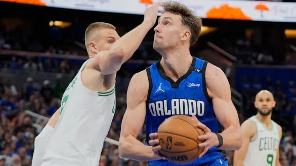 Franz Wagner (rechts) führte die Orlando Magic mit 32 Punkten zum Sieg gegen die Boston Celtics. - © John Raoux/AP/dpa