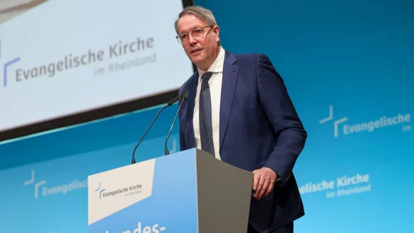 Der rheinland-pfälzische Ministerpräsident Alexander Schweitzer (SPD) warnt vor einer Zusammenarbeit mit der AfD - © Thomas Banneyer/dpa