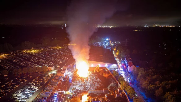 In Essen brennt in der Nacht ein riesiger Schrottberg. - &copy; Justin Brosch/dpa
