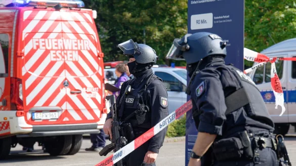 Die Polizei wird zu einem Großeinsatz gerufen. - © Henning Kaiser/dpa