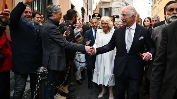 Charles und Camilla hatten sich am 9. April 2005 das Ja-Wort gegeben. - © Victoria Jones/PA Wire/dpa