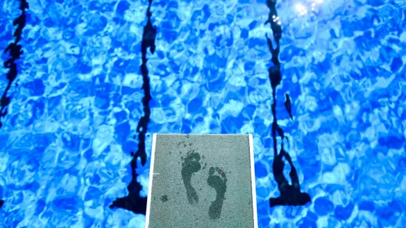 Sicherheit im Freibad für alle - das ist das Ziel. - © Julian Stratenschulte/dpa