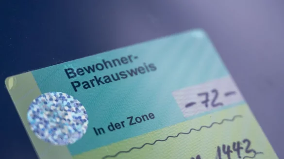 In vielen Orten ist der Anwohner-Parkausweis aus Sicht der Deutschen Umwelthilfe zu g&uuml;nstig. (Archivbild) - &copy; Monika Skolimowska/dpa