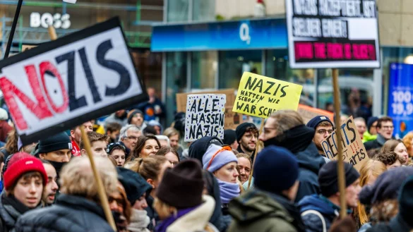 Tausende Menschen wollen kurz vor der Wahl gegen einen Rechtsruck in Deutschland demonstrieren. (Archivbild) - © Christoph Reichwein/dpa