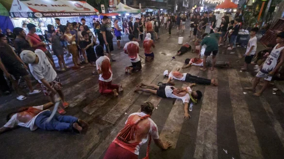 Einwohner von Bangkulasi schlagen sich mit Bambuspeitschen auf den R&uuml;cken, um Bu&szlig;e zu tun, sagen sie. - &copy; Zedrich Xylak Madrid/ZUMA Press Wire/dpa