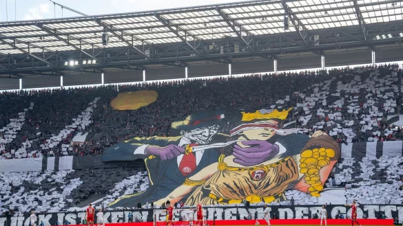 Die umstrittene Choreographie der Kölner Fanszene. - © Justin Derondeau/Eibner-Pressefoto/dpa