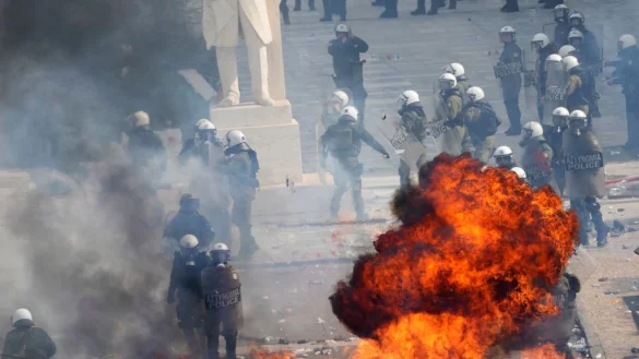 Vermummte schleuderten nach der Demo in Athen Brandsätze. - © Thanassis Stavrakis/AP/dpa