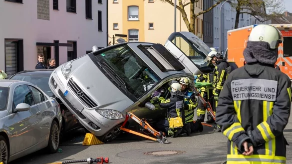 Die Rettungskr&auml;fte befreiten die 77-J&auml;hrige &uuml;ber den Kofferraum des Autos. - &copy; Justin Brosch/dpa