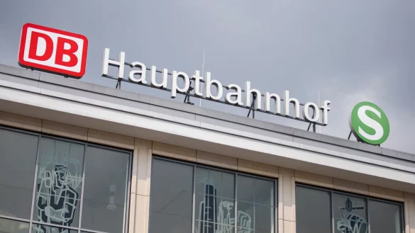 An einem Fahrkartenschalter im Dortmunder Hauptbahnhof soll ein Mann am Mittag einen Mitarbeiter mit einem Messer angegriffen haben. (Symbolbild) - &copy; Thomas Banneyer/dpa