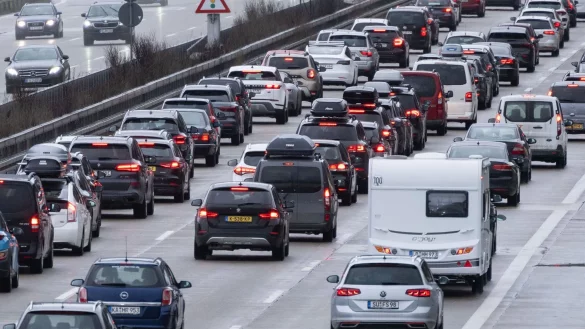 Der ADAC warnt vor Stau auf deutschen Autobahnen. (Archivbild) - © Marijan Murat/dpa
