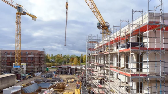 Wohnungen können nach Ansicht der Branche deutlich günstiger gebaut werden als bislang. (Archivbild) - © Soeren Stache/dpa-Zentralbild/dpa