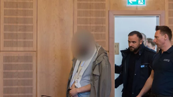 Der Angeklagte soll im vergangenen Oktober mehrere Brände gelegt haben, bevor er in einem Kino-Foyer Nähe des Hauptbahnhofs von Polizisten niedergeschossen wurde. - © Rolf Vennenbernd/dpa