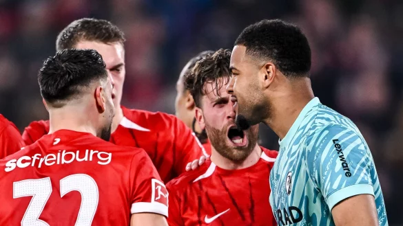 Nach dem gehaltenen Elfmeter nimmt Noah Atubolu die Glückwünsche der Teamkollegen gerne entgegen. - © Harry Langer/dpa