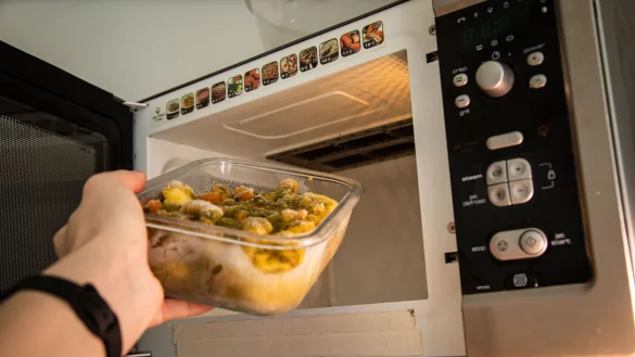 Weil Glas keine schnellen Temperaturwechsel verträgt, sollten Sie im Glasbehälter eingefrorenes Essen nicht direkt darin in der Mikrowelle erhitzen. - © Christin Klose/dpa-tmn