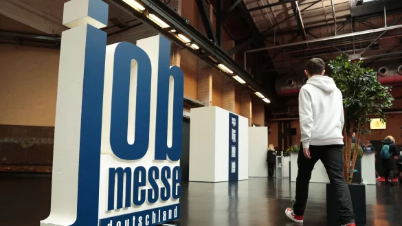 Jobmessen sind f&uuml;r Schulabsolventinnen und - absolventen eine gute M&ouml;glichkeit, sich zu verschiedenen Ausbildungen und Berufen zu informieren. - &copy; Karolin Kr&auml;mer/dpa-tmn