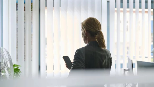 Anrufe beim Ex-Arbeitgeber k&ouml;nnen erlaubt sein, wenn Bewerberinnen oder Bewerber sie direkt bei der Bewerbung von selbst anbieten. - &copy; Annette Riedl/dpa/dpa-tmn