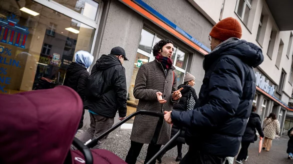 Wenn Hakan Demir, Bundestagsabgeordneter der SPD, in seinem Wahlkreis Berlin-Neukölln unterwegs ist, wird er häufig auf der Straße angesprochen. Manchmal geht es in den Gesprächen um Fragen des Asylrechts oder um faire Löhne. - © Fabian Sommer/dpa