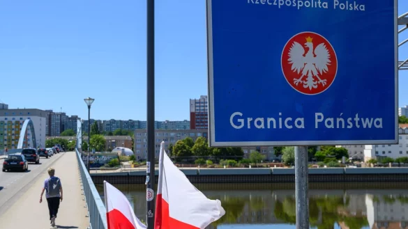 Der deutsch-polnische Grenzübergang Stadtbrücke zwischen Frankfurt (Oder) und Slubice. Polens Regierung rechnet mit Behinderungen des Grenzverkehrs durch die am Montag beginnenden Kontrollen an der Grenze. (Archivbild) - © Patrick Pleul/dpa