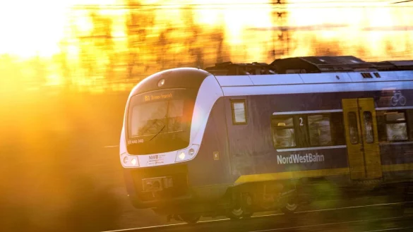 Einige Fahrg&auml;ste w&auml;hlten laut der Bundespolizei den Notruf, nachdem der Zug infolge eines Defekts auf freier Strecke stoppen musste. (Symbolbild) - &copy; Sina Schuldt/dpa