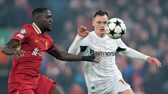 Künftige Teamkollegen? Florian Wirtz (r) im Zweikampf mit Liverpools Ibrahima Konaté - © Federico Gambarini/dpa
