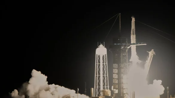 Erstmals sind ein Inder, ein Ungar und ein Pole zur Raumstation ISS gestartet. - © John Raoux/AP/dpa