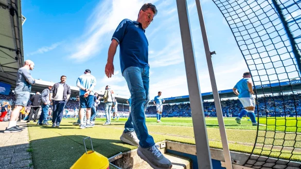 Geht es für Dieter Heckings Bochumer wieder runter in Liga zwei? - © David Inderlied/dpa