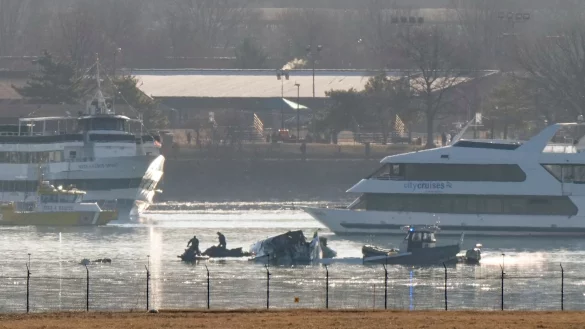 Such- und Bergungskräfte arbeiten auf dem Potomac. - © Mark Schiefelbein/AP/dpa
