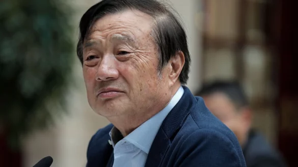 Huawei liegt laut Gründer Ren Zhengfei bei Chips noch eine Generation hinter den USA zurück. (Archivbild). - © Vincent Yu/AP/dpa