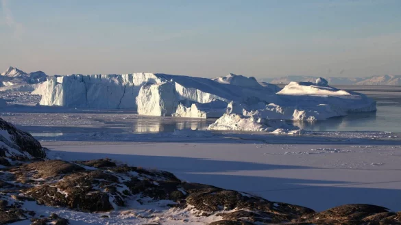 Eisberge in der N&auml;he des westgr&ouml;nl&auml;ndischen Ortes Ilulissat. - &copy; Steffen Trumpf/dpa