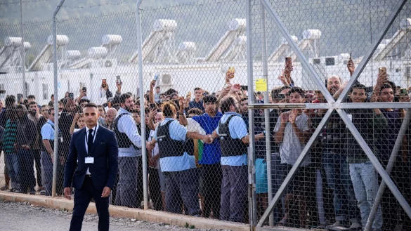Bewohner des Flüchtlingslagers reagierten im Oktober 2024 sehr emotional und mit «Germany»-Rufen auf den Besuch von Bundespräsident Steinmeier bei der Registrierungs- und Aufnahmeeinrichtung für Geflüchtete in Malakasa, nördlich von Athen. (Archivbild) - © Bernd von Jutrczenka/dpa