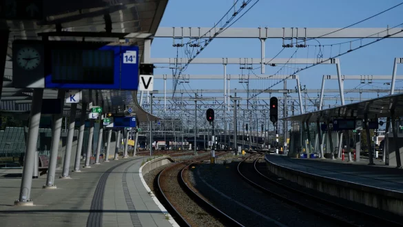 Wegen eines Bahnstreiks in den Niederlanden fallen am Dienstag auch die meisten Züge von Deutschland nach Amsterdam aus (Archivbild). - © Peter Dejong/AP/dpa