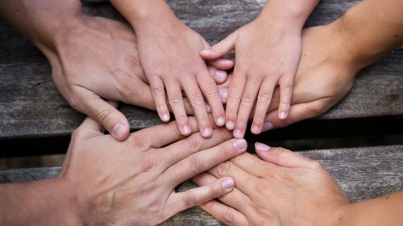 Ideal ist, wenn auch die Elternteile die Sprache des jeweils anderen verstehen - dann sind alle dreisprachig. - &copy; Silvia Marks/dpa-tmn