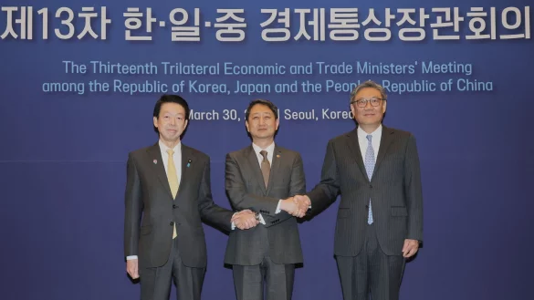 Die Handelsminister S&uuml;dkoreas, Japans und Chinas haben &uuml;ber Freihandel gesprochen. - &copy; Lee Jung-hoon/Yonhap via AP/dpa