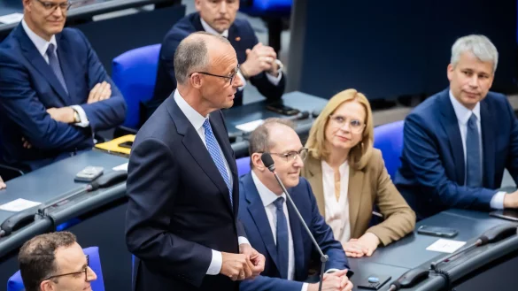 Nach Wahl und Ernennung zum Kanzler ist der neue Kanzler Merz nun auch vereidigt. - © Christoph Soeder/dpa