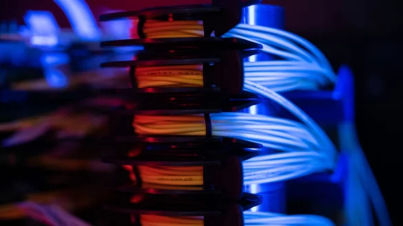 Aus Sicht von Bitkom-Präsident Ralf Wintergerst muss sich Deutschland aus einseitigen Abhängigkeiten lösen, auch bei digitaler Infrastruktur. (Symbolbild). - © Sebastian Gollnow/dpa