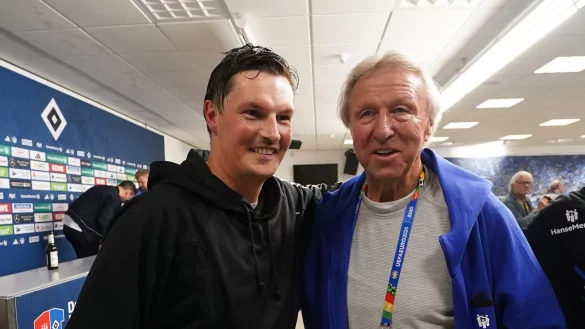 Horst Hrubesch (r) nach dem HSV-Aufstieg mit Trainer Merlin Polzin. - © Marcus Brandt/dpa