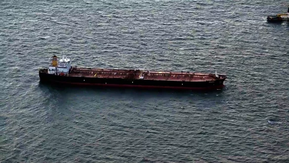 Der manövrierunfähige Öltanker «Eventin» wird aktuell auf die Reede vor dem Stadthafen Sassnitz geschleppt. Dort soll er am Sonntag eintreffen. (Foto aktuell) - © Stefan Sauer/dpa