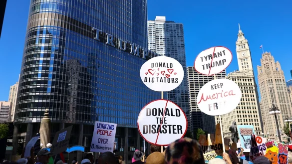 In Chicago kocht die Stimmung hoch. (Archivbild) - © Anthony Vazquez/Chicago Sun-Times/AP/dpa