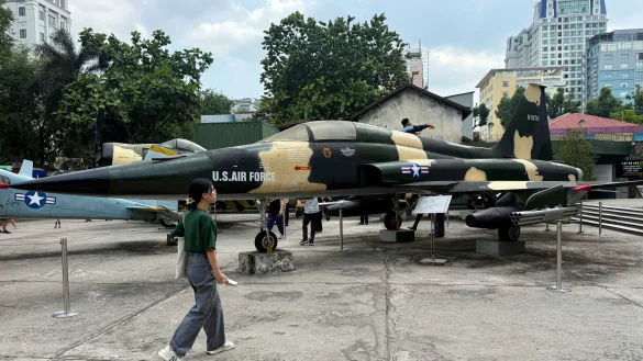 In Vietnam sind Relikte des Krieges noch allgegenwärtig - so auch Kampfjets der unterlegenen US Air Force. - © Carola Frentzen/dpa