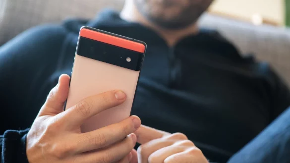 Google hat für Pixel-6-Smartphones und neuere Modelle mit Android 15 eine Funktion zum optimierten Laden eingeführt, die den Ladevorgang bei 80 Prozent stoppt. - © Franziska Gabbert/dpa-tmn