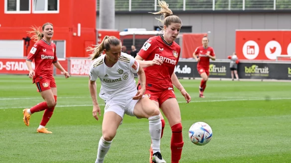 Lilla Turanyi (r) hat ihren Vertrag in Leverkusen verl&auml;ngert. - &copy; Roberto Pfeil/dpa