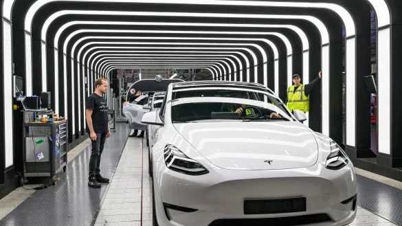 Auch ein Rekordabsatz im Schlussquartal brachte Tesla kein Plus bei den Auslieferungen im Jahr 2024. (Archivbild) - © Patrick Pleul/dpa