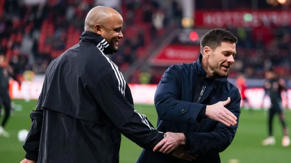Leverkusen-Coach Alonso will seinem Kollegen Vincent Kompany noch nicht zum Titel gratulieren. - © Marius Becker/dpa